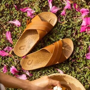 OluKai Kīpe'a 'Olu Leather Crisscross Slide Sandals Sahara Brown Women's Size W9